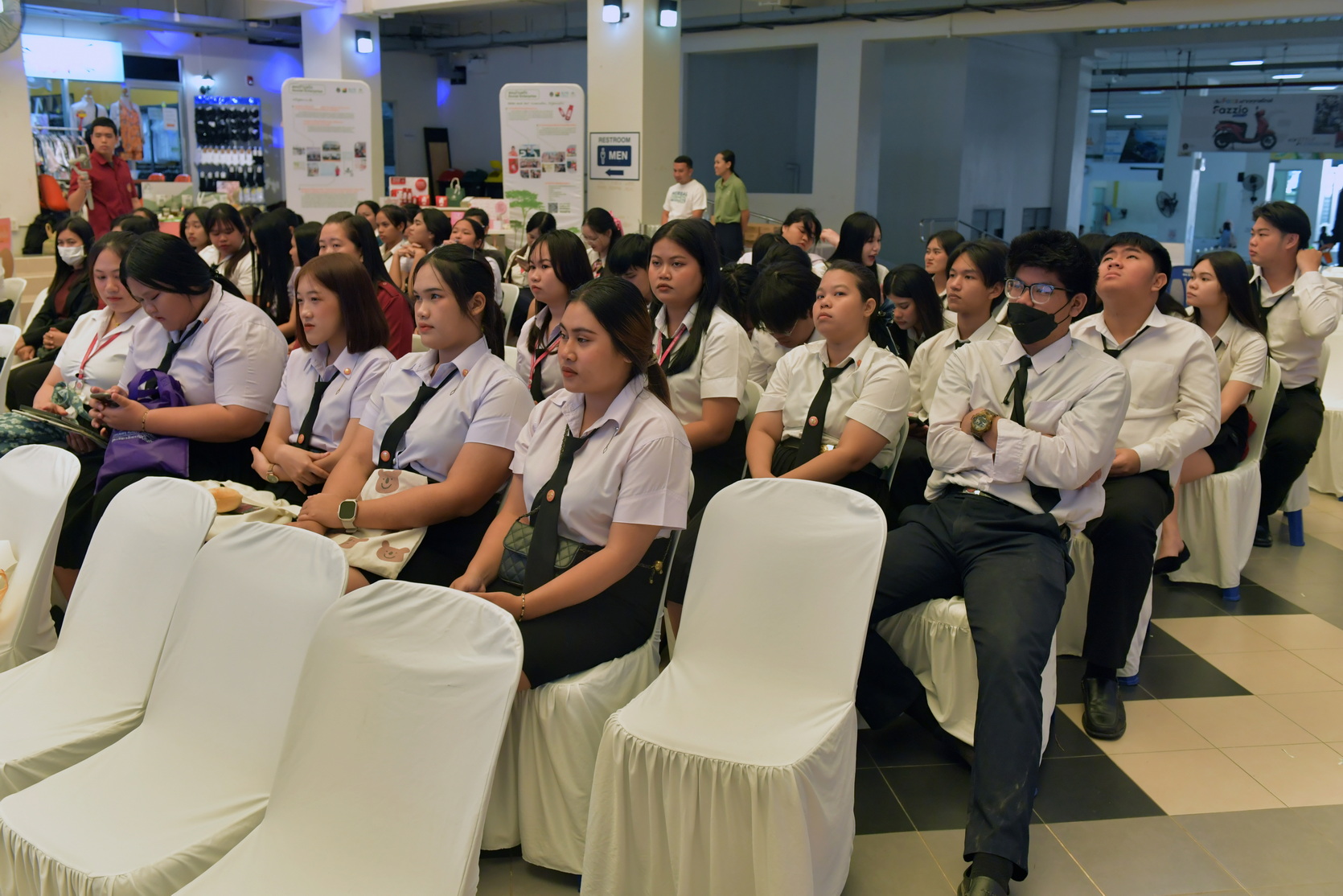 เวทีโชว์ผลงาน หลักสูตรเครื่องสำอางค์จากสมุนไพรไทย รุ่นที่ 2 (3)