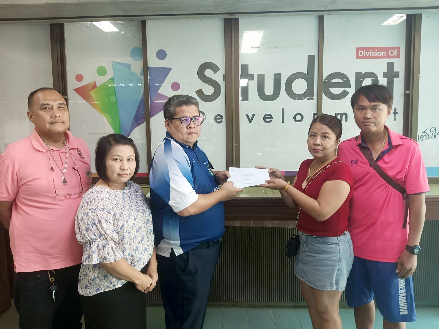 ม.ราชภัฏรำไพพรรณีมอบสินไหมทดแทนสวัสดิการนักศึกษาจากอุบัติเหตุ (1)