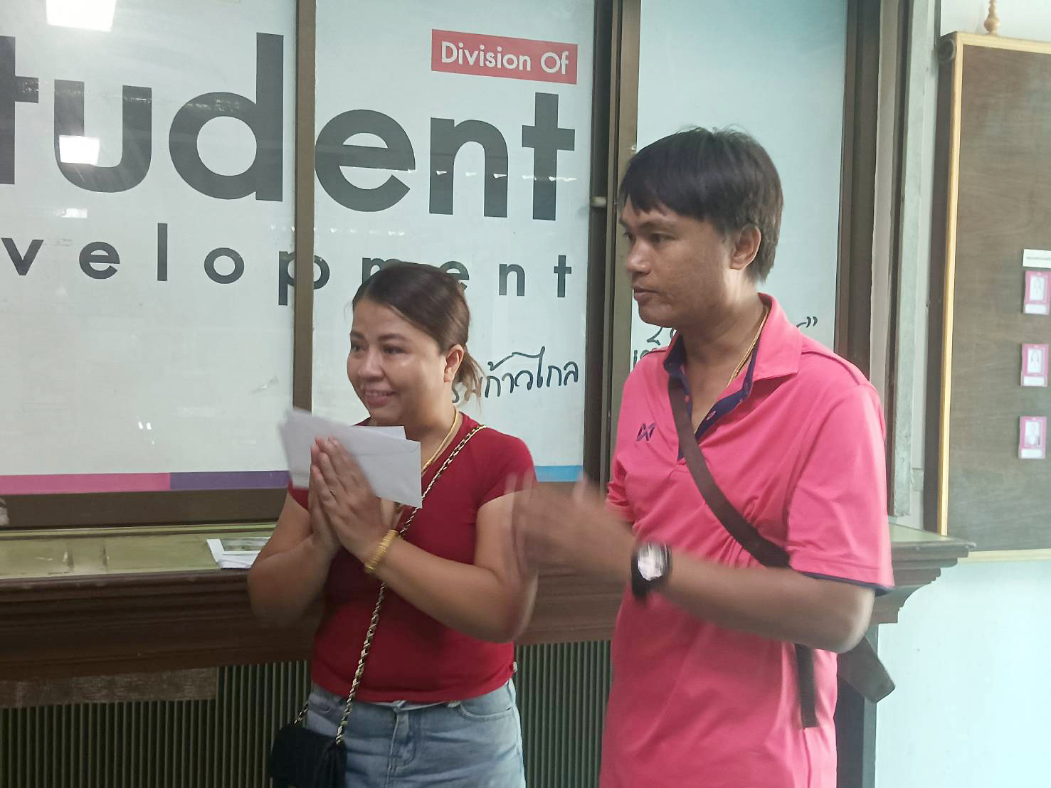 ม.ราชภัฏรำไพพรรณีมอบสินไหมทดแทนสวัสดิการนักศึกษาจากอุบัติเหตุ (2)