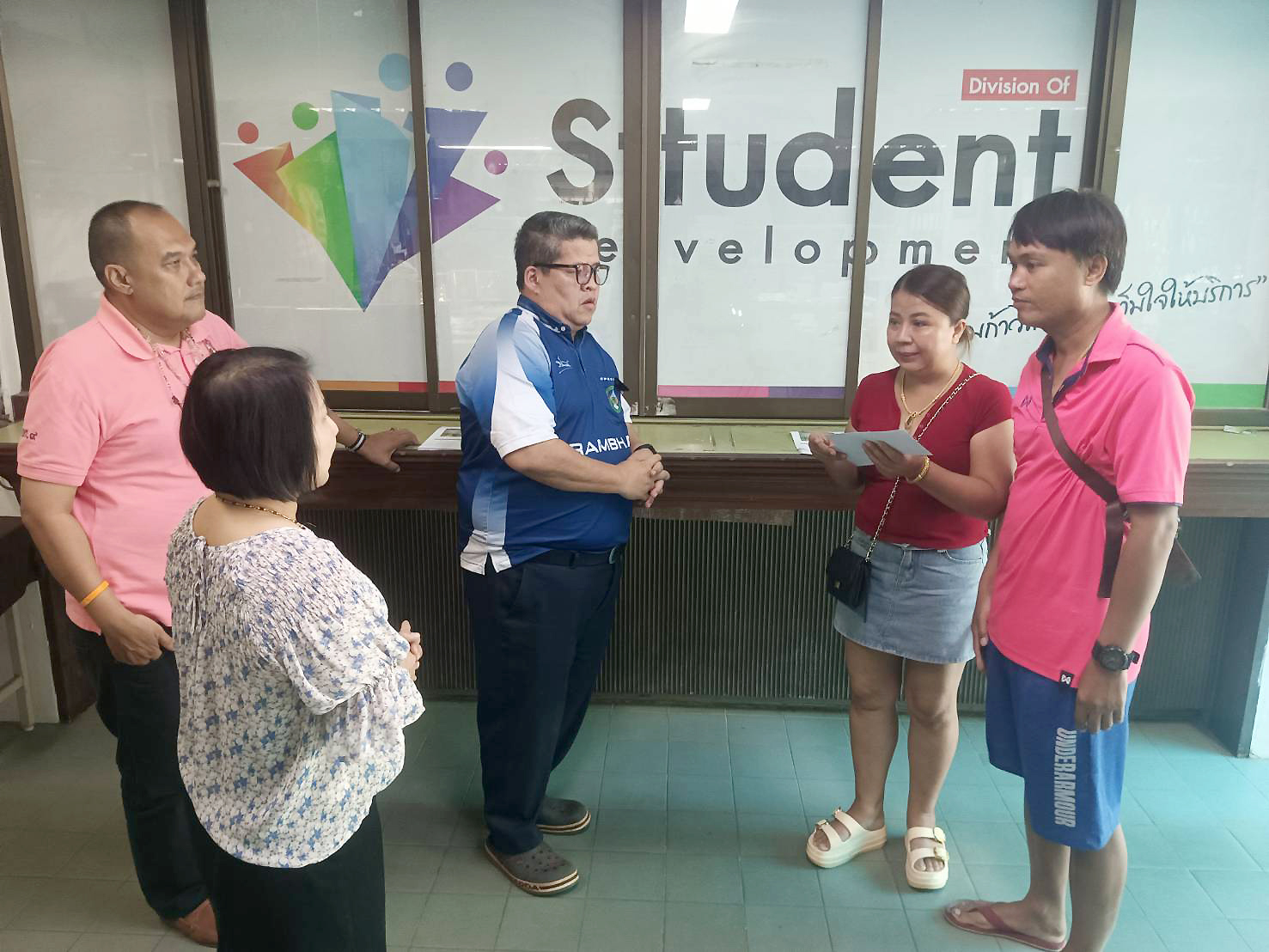 ม.ราชภัฏรำไพพรรณีมอบสินไหมทดแทนสวัสดิการนักศึกษาจากอุบัติเหตุ (3)