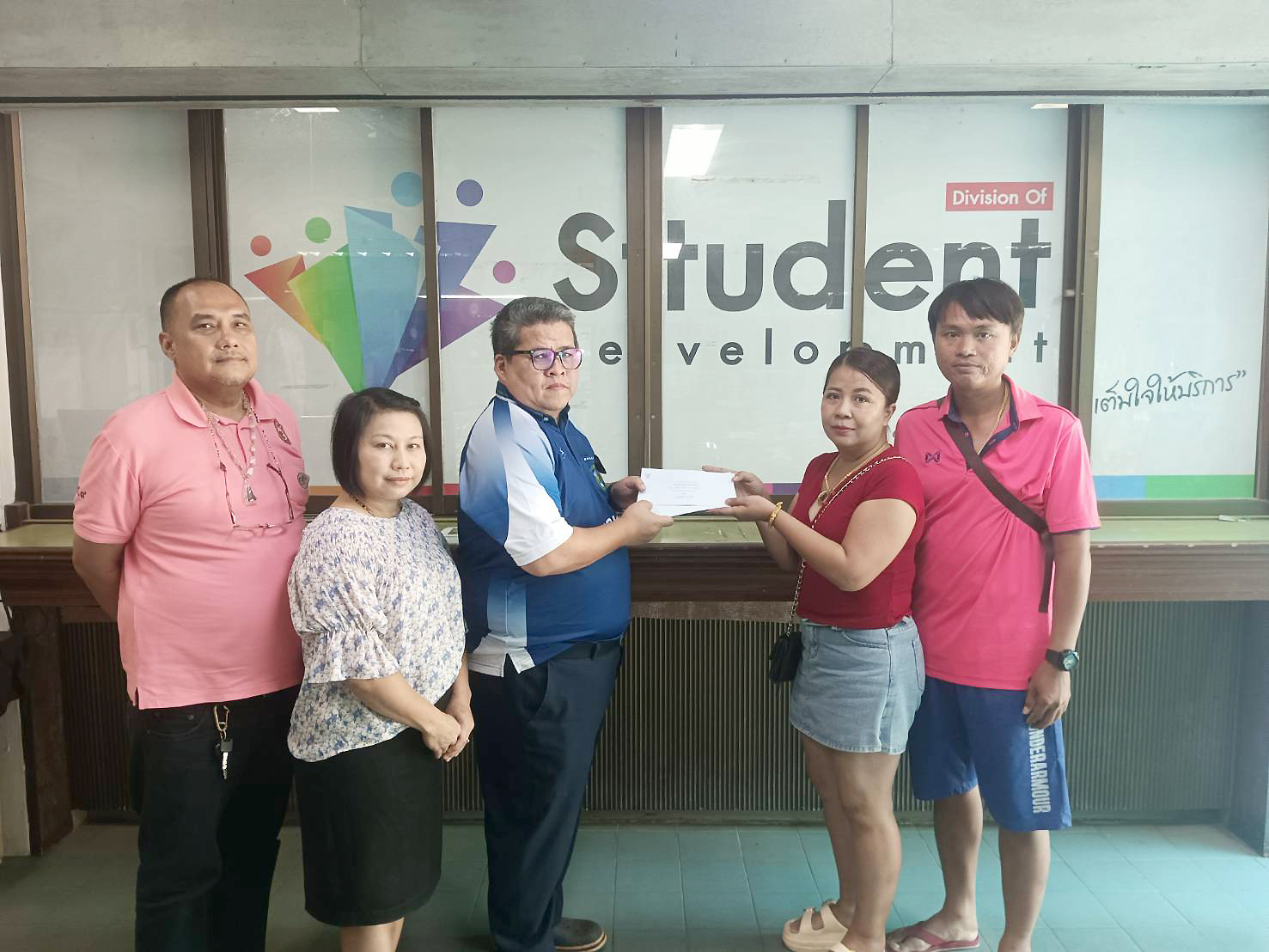 ม.ราชภัฏรำไพพรรณีมอบสินไหมทดแทนสวัสดิการนักศึกษาจากอุบัติเหตุ (4)
