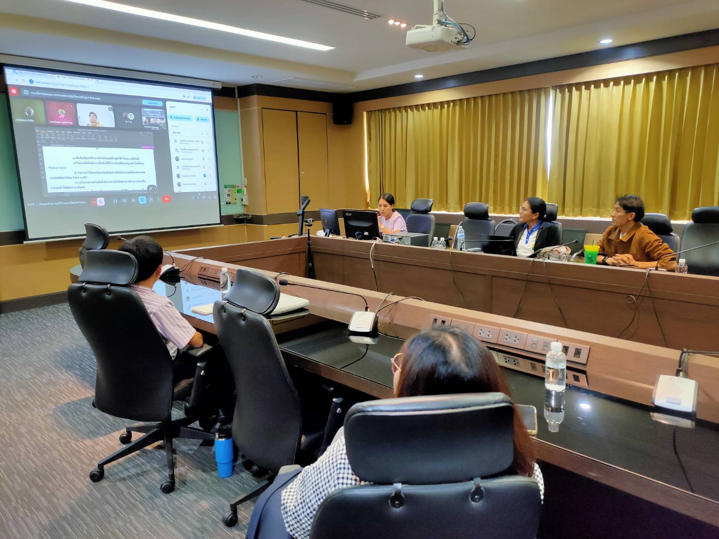 ประชุมหารือแนวทางความเป็นเลิศของสถาบันอุดมศึกษาและพัฒนากำลังคนขั้นสูง (1)