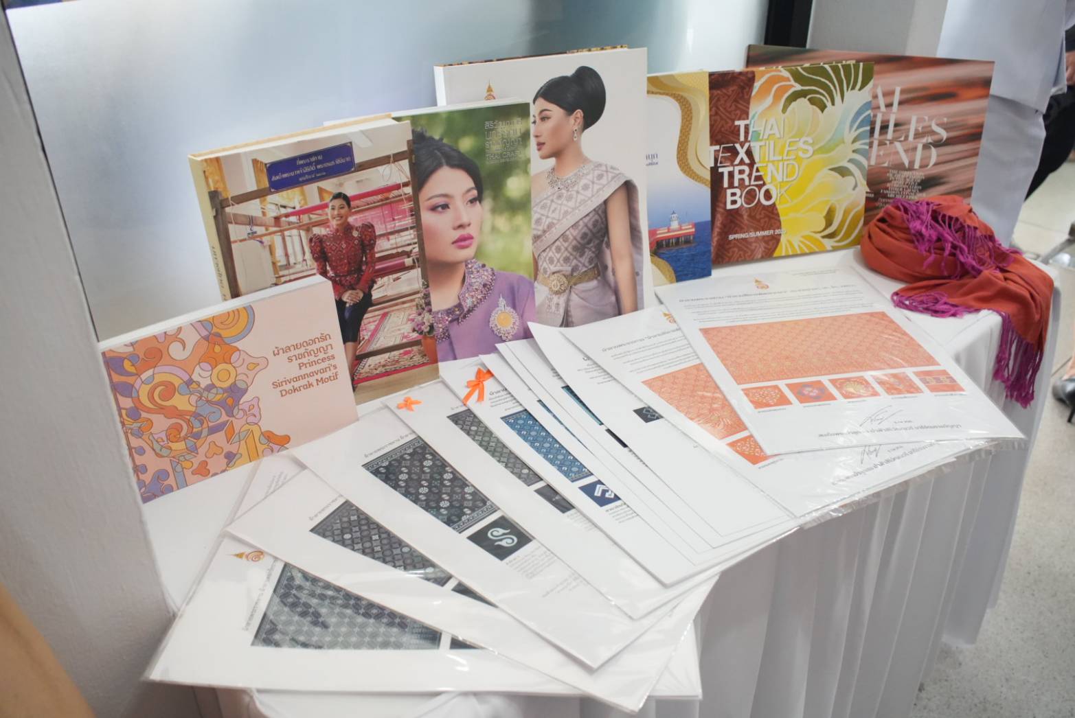 มรภ.รำไพฯ รับพระราชทาน "ผ้าลายสิริวชิราภรณ์" สู่การพัฒนาผ้าพื้นถิ่นอย่างยั่งยืน (1)