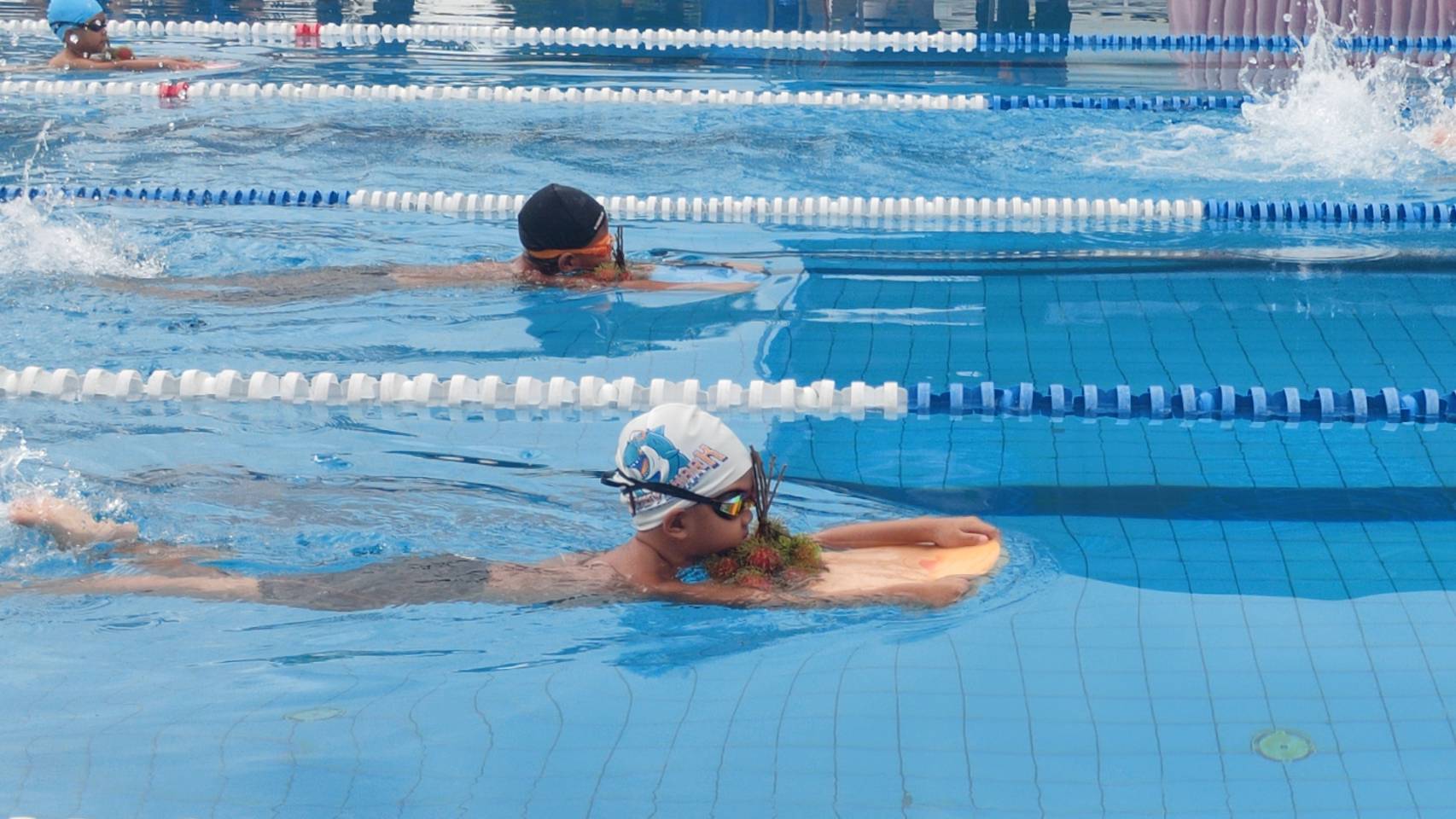 พละรำไพฯ จัดว่ายน้ำแปลกพาเงาะเข้าฝั่ง ไหว้ เที่ยว กิน ผลไม้เมืองจันท์ (1)