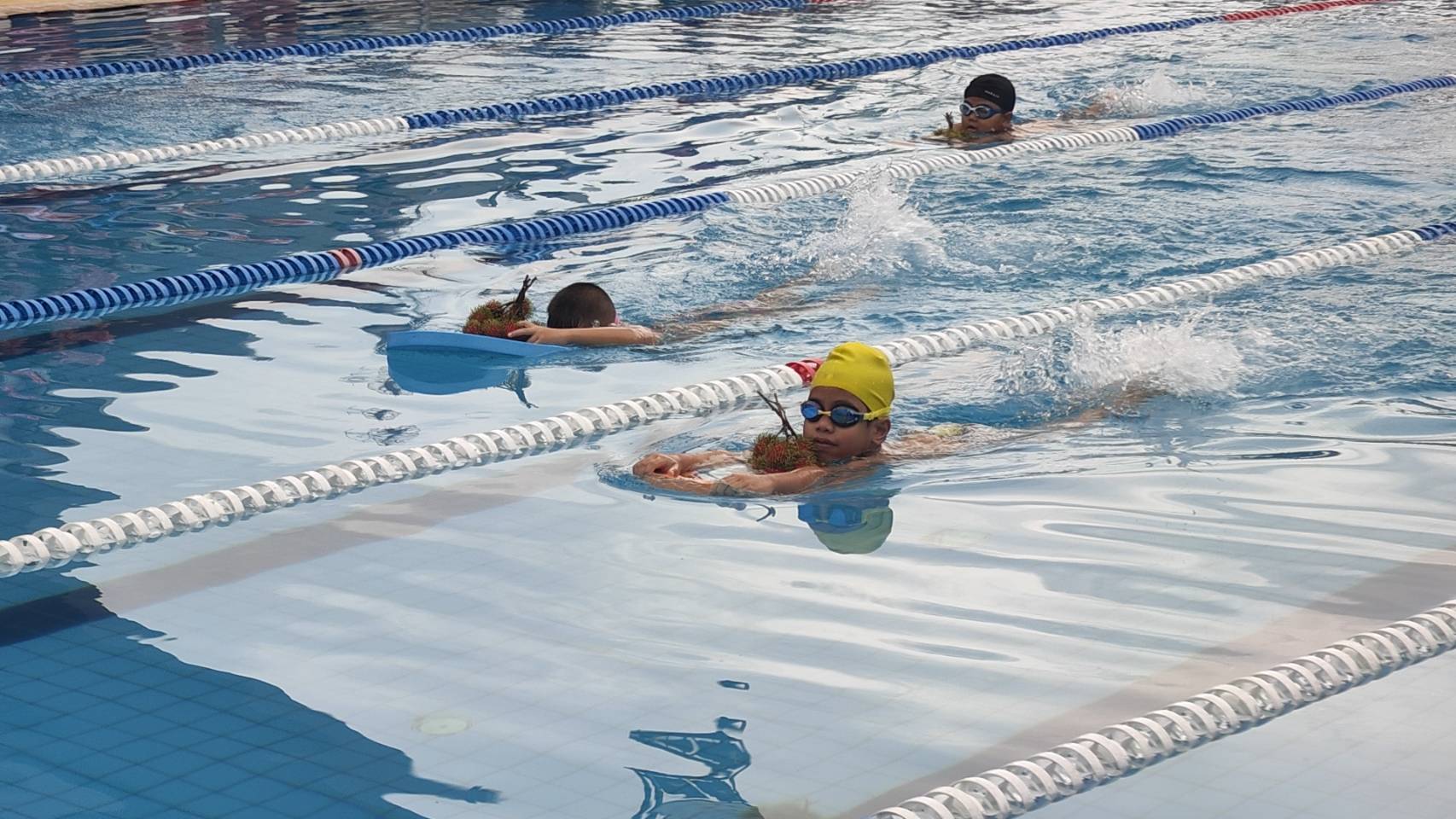 พละรำไพฯ จัดว่ายน้ำแปลกพาเงาะเข้าฝั่ง ไหว้ เที่ยว กิน ผลไม้เมืองจันท์ (2)