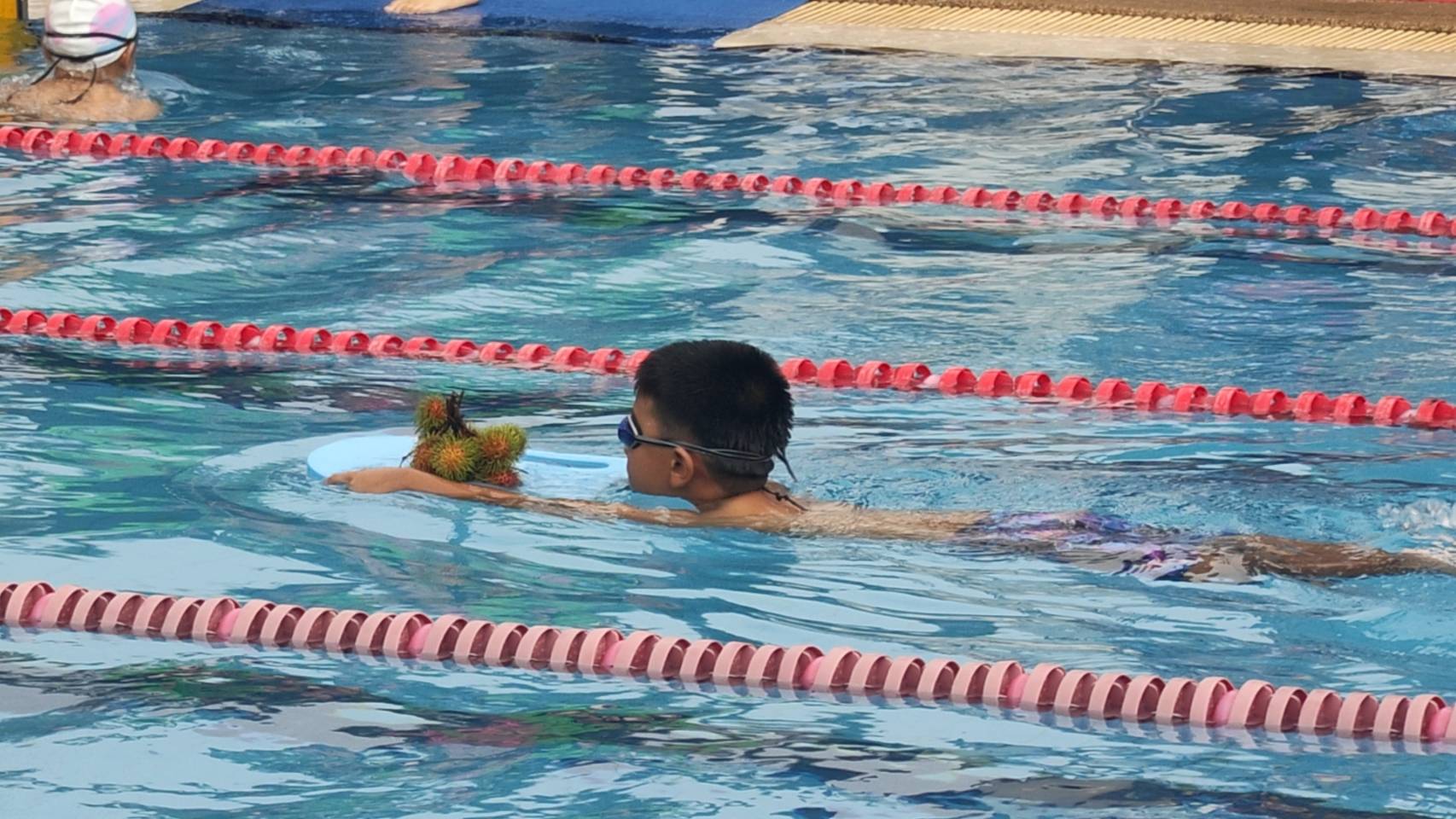 พละรำไพฯ จัดว่ายน้ำแปลกพาเงาะเข้าฝั่ง ไหว้ เที่ยว กิน ผลไม้เมืองจันท์ (4)