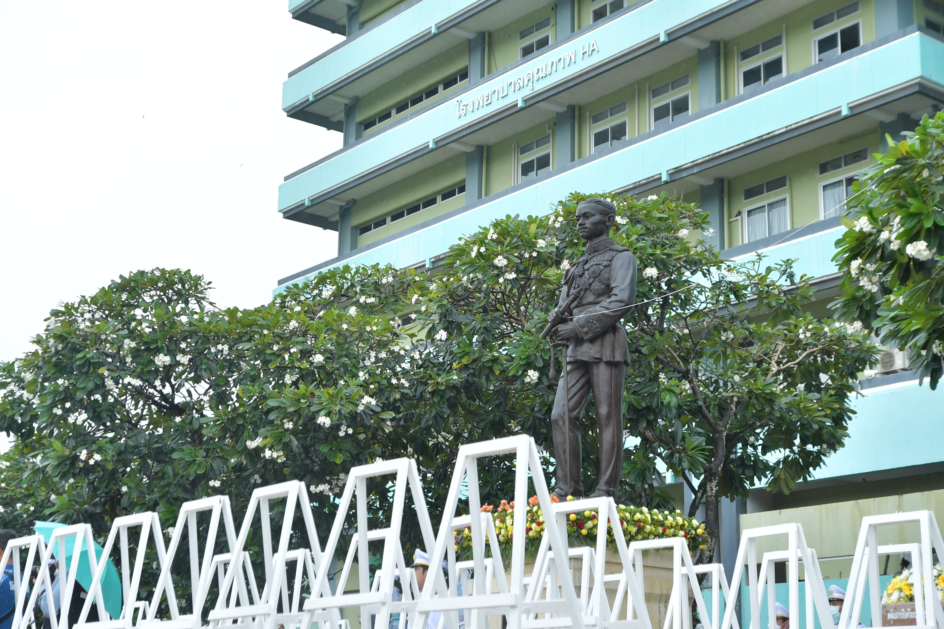 ร่วมพิธีบำเพ็ญกุศลและวางพวงมาลาพระบรมราชานุสาวรีย์ พระบาทสมเด็จพระปกเกล้าเจ้าอยู่หัว (1)