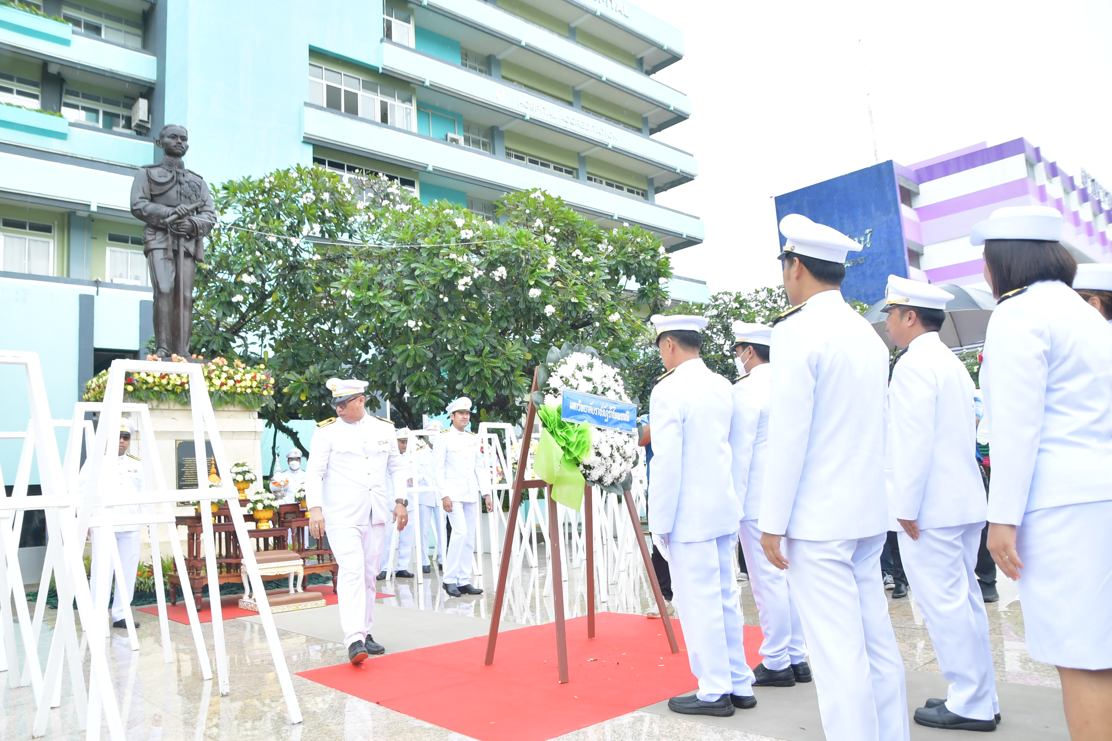 ร่วมพิธีบำเพ็ญกุศลและวางพวงมาลาพระบรมราชานุสาวรีย์ พระบาทสมเด็จพระปกเกล้าเจ้าอยู่หัว (3)