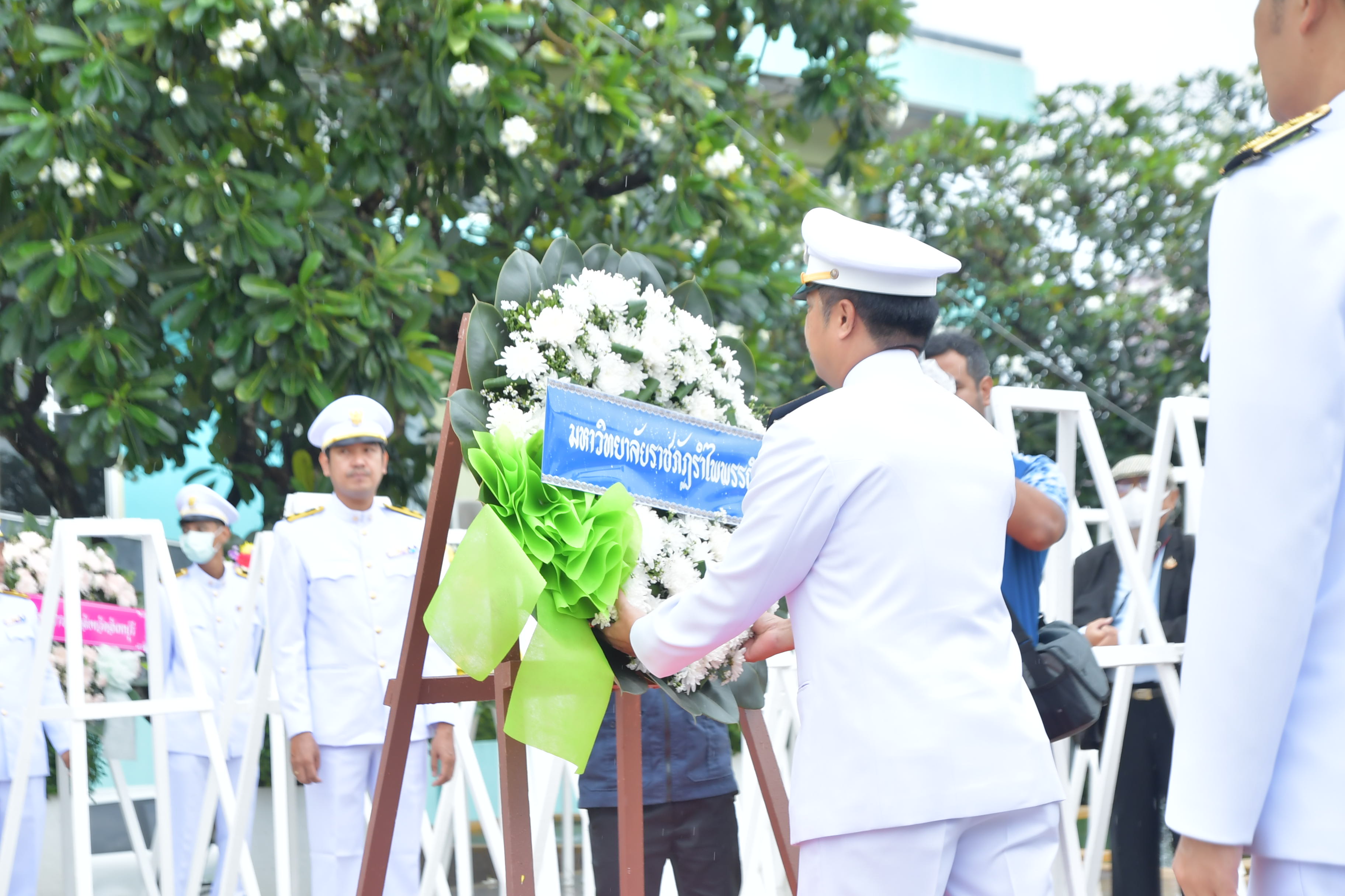 ร่วมพิธีบำเพ็ญกุศลและวางพวงมาลาพระบรมราชานุสาวรีย์ พระบาทสมเด็จพระปกเกล้าเจ้าอยู่หัว (4)