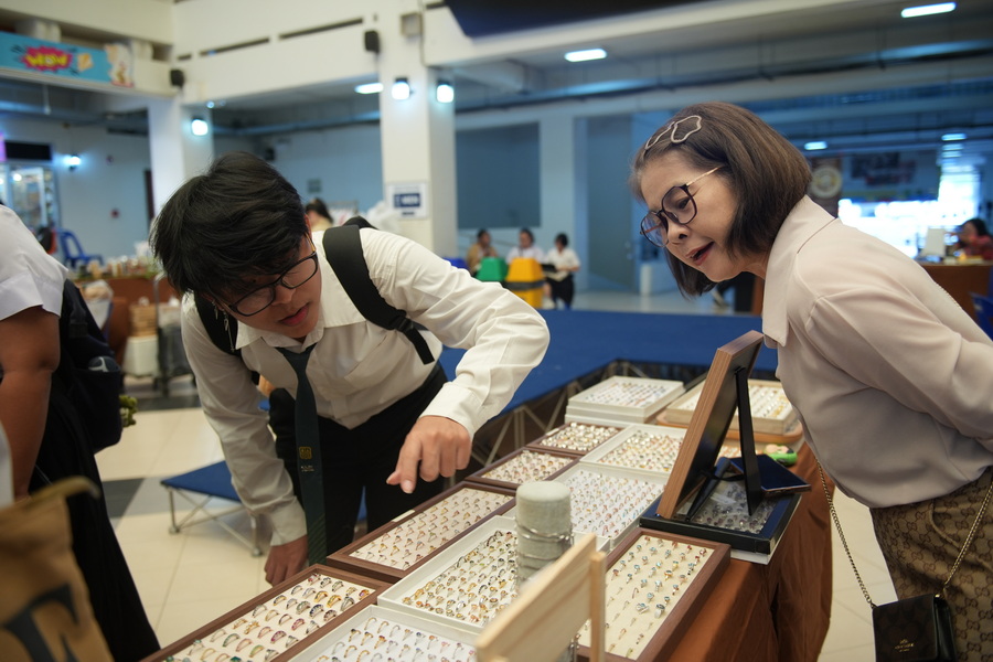 ราชภัฏรำไพพรรณี เปิด "ตลาดสวนบ้านแก้วมาร์เก็ตสเปซ" ยกระดับเศรษฐกิจชุมชนแบบคาร์บอนต่ำ (3)