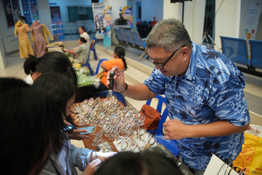 ราชภัฏรำไพพรรณี เปิด "ตลาดสวนบ้านแก้วมาร์เก็ตสเปซ" ยกระดับเศรษฐกิจชุมชนแบบคาร์บอนต่ำ (4)