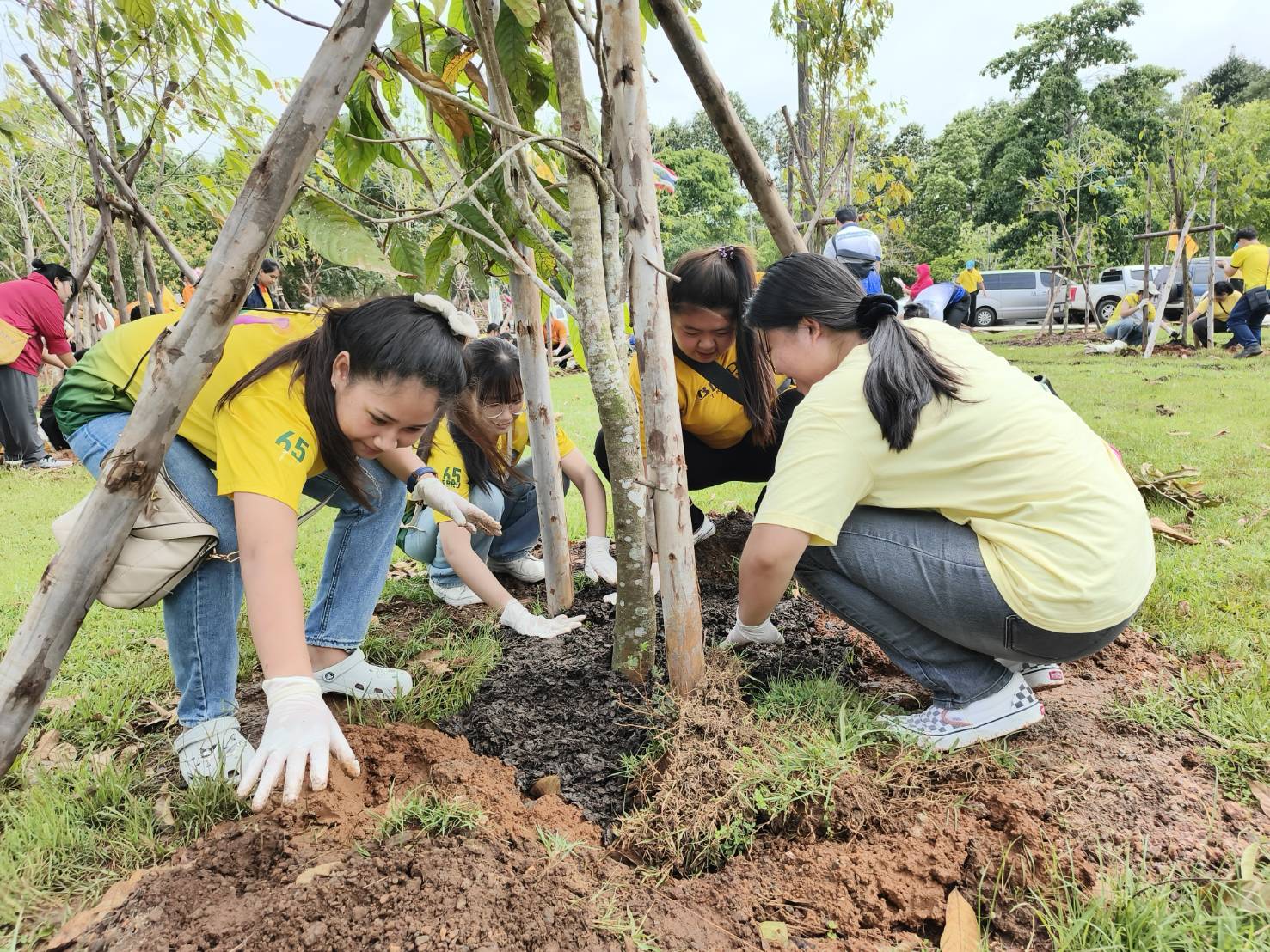 ราชภัฏรำไพพรรณี ร่วมปลูกต้นไม้ 773 ต้น สานต่อพระราชปณิธาน รัชกาลที่ 10 (4)