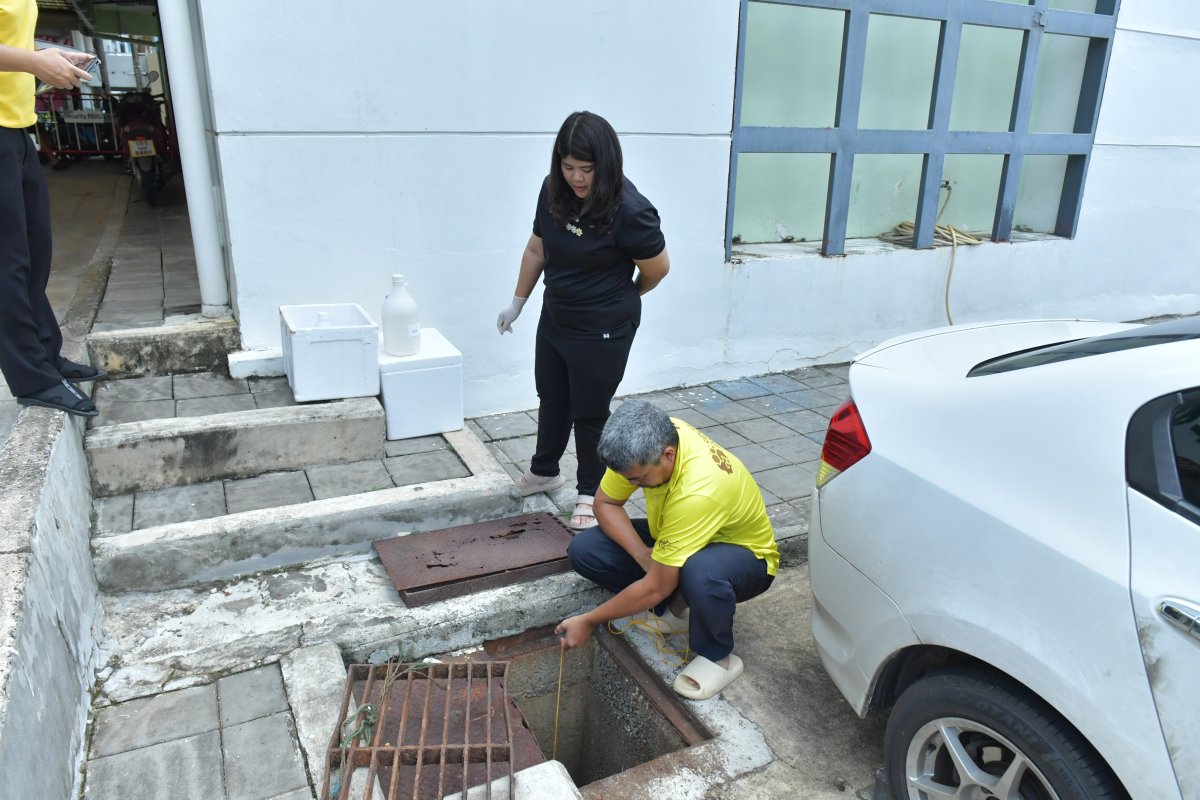 เก็บตัวอย่างน้ำเสียจากอาคาร 36 ตรวจสอบคุณภาพสิ่งแวดล้อม (2)