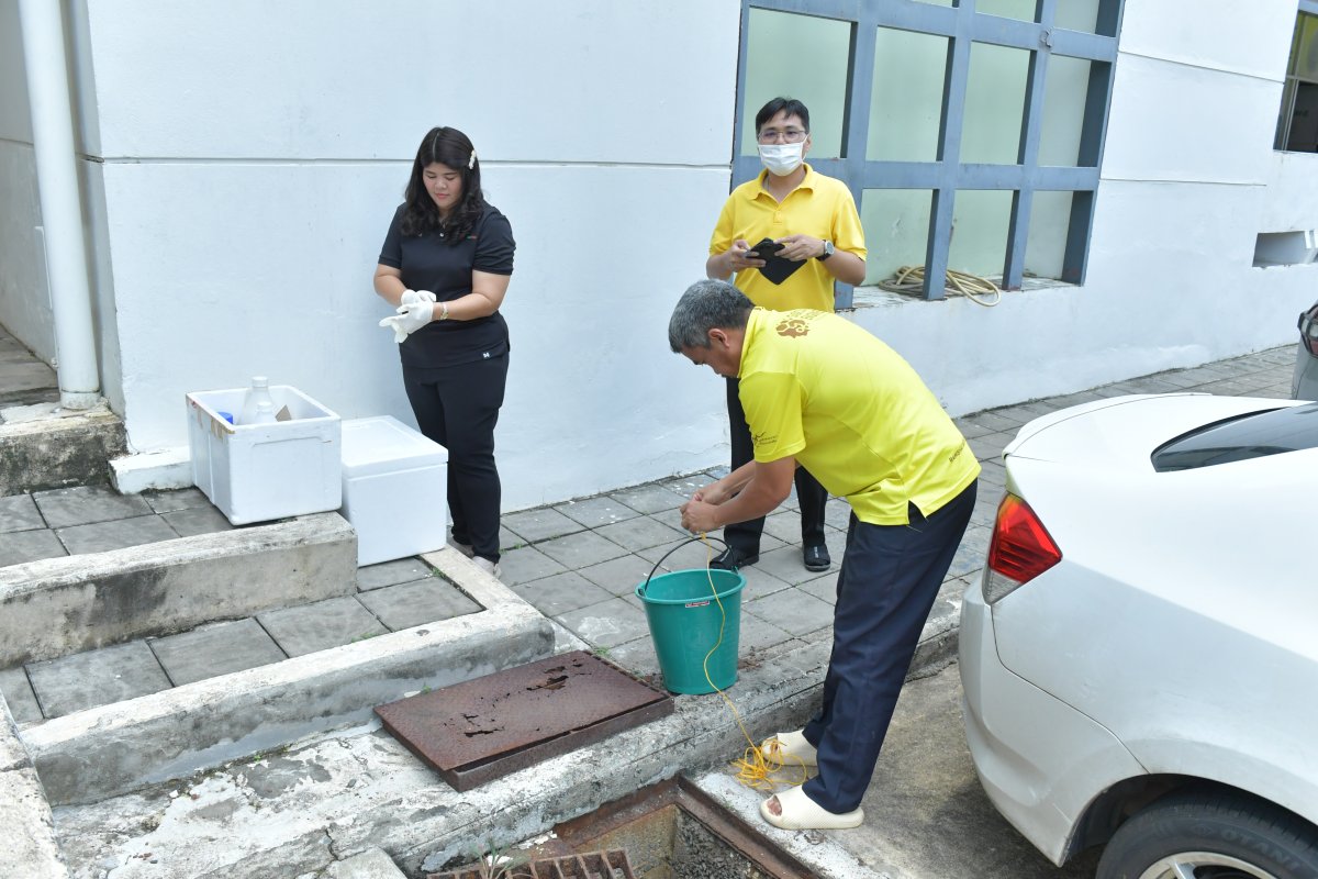 เก็บตัวอย่างน้ำเสียจากอาคาร 36 ตรวจสอบคุณภาพสิ่งแวดล้อม (3)