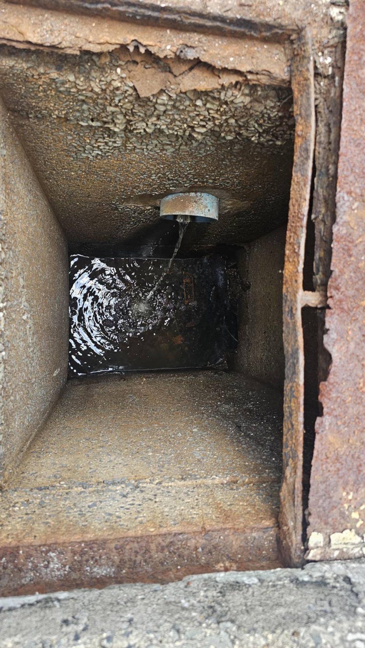 เก็บตัวอย่างน้ำเสียจากอาคาร 36 ตรวจสอบคุณภาพสิ่งแวดล้อม (5)