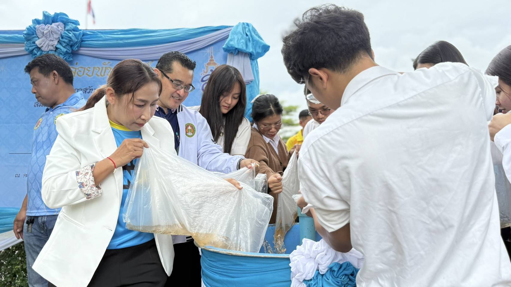 ร่วมกิจกรรมปล่อยพันธุ์สัตว์น้ำถวายเป็นพระราชกุศล (5)