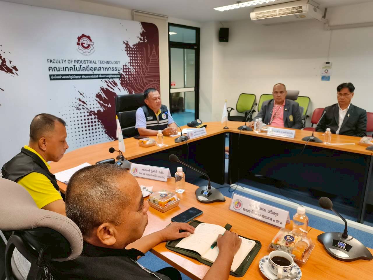 มรภ.รำไพพรรณี ประชุมร่วม กอ.รมน. ขับเคลื่อนนวัตกรรมเพื่อความมั่นคง (3)