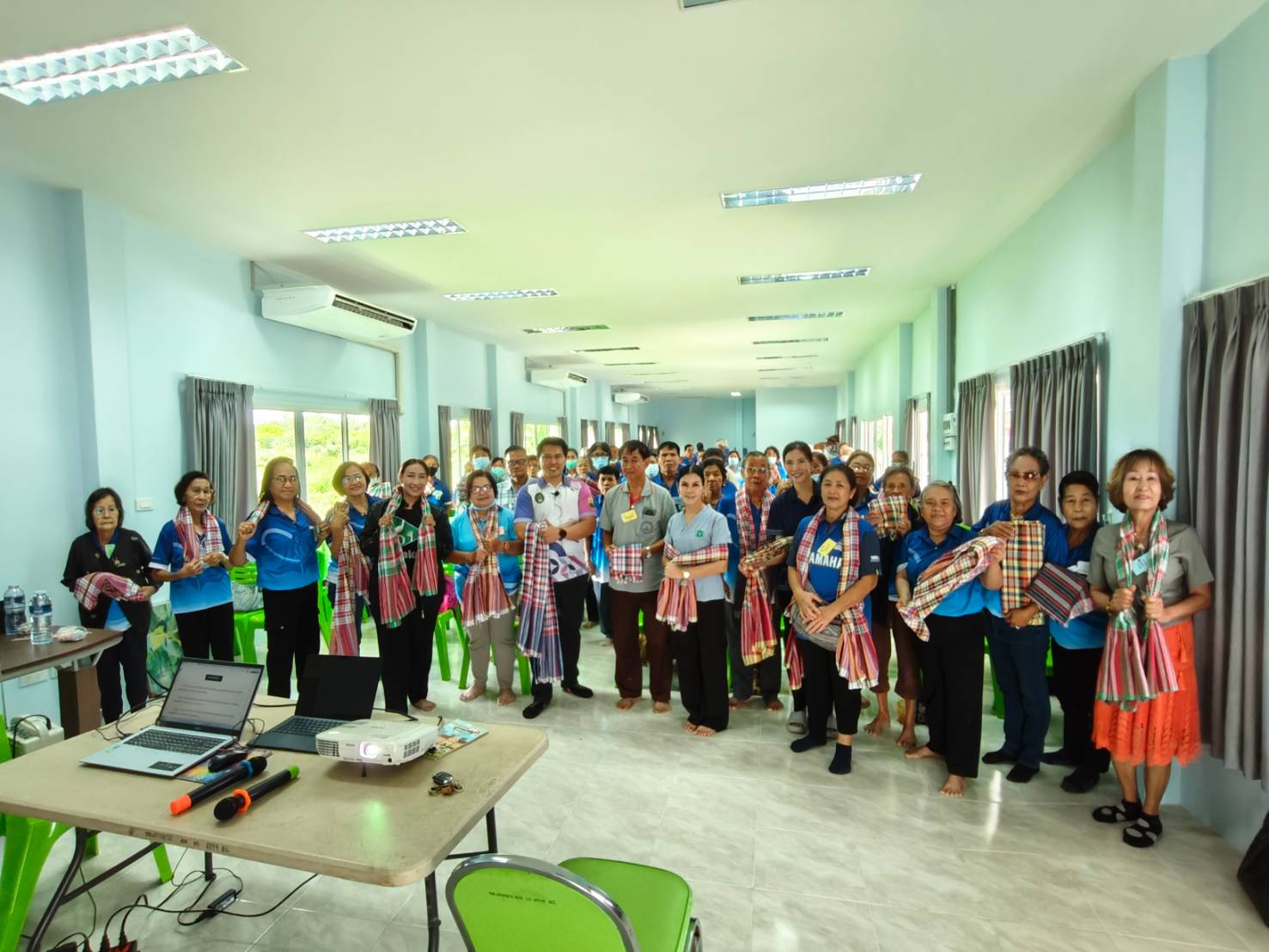 ม.รำไพฯ ส่งเสริมสังคมสูงวัยด้วย “ผ้าขาวม้ามันตรา”  (1)