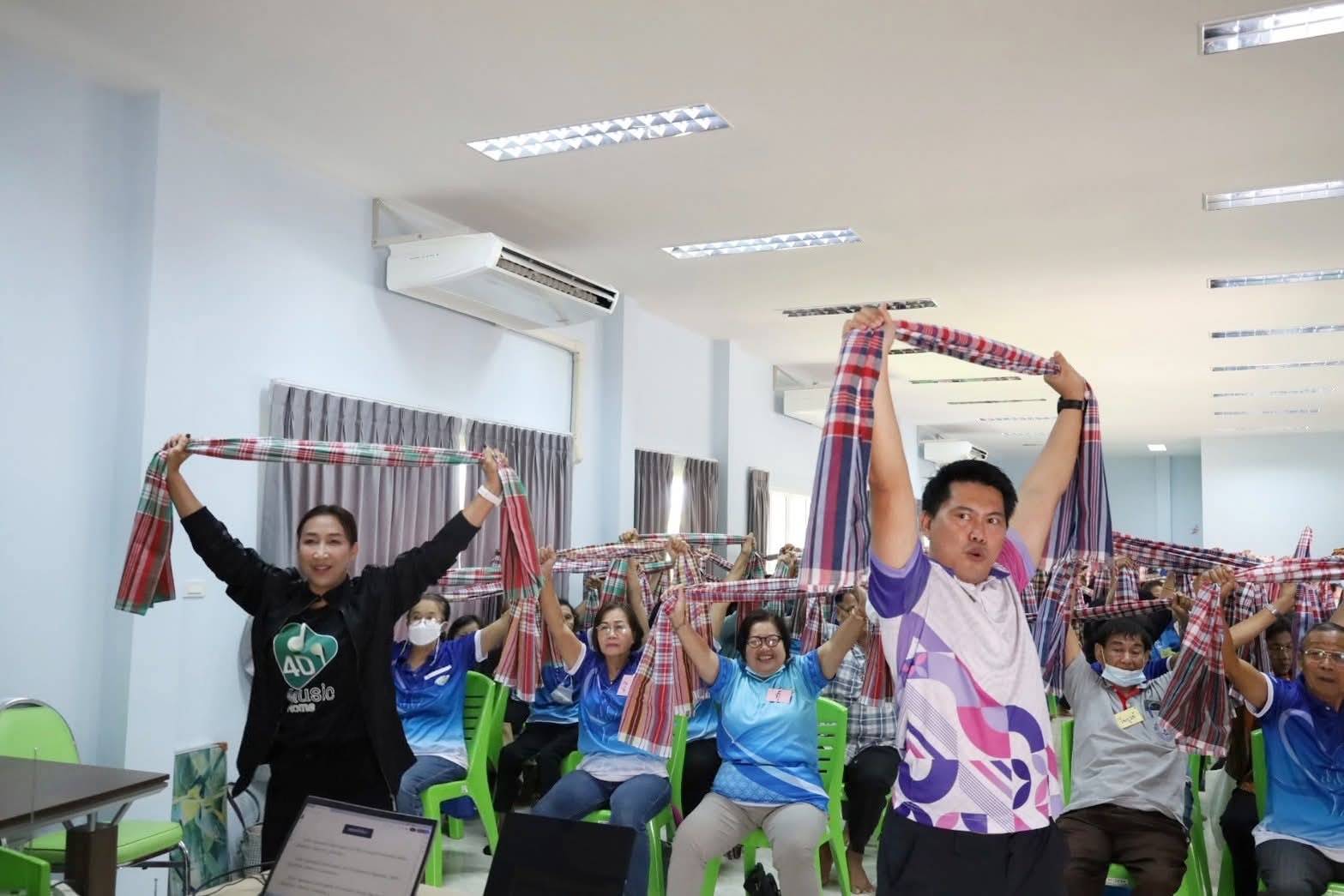 ม.รำไพฯ ส่งเสริมสังคมสูงวัยด้วย “ผ้าขาวม้ามันตรา”  (2)