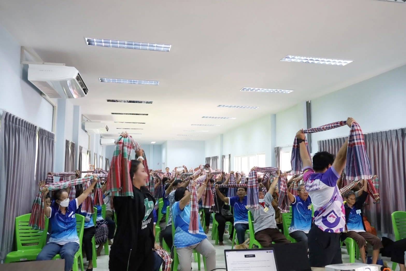 ม.รำไพฯ ส่งเสริมสังคมสูงวัยด้วย “ผ้าขาวม้ามันตรา”  (3)