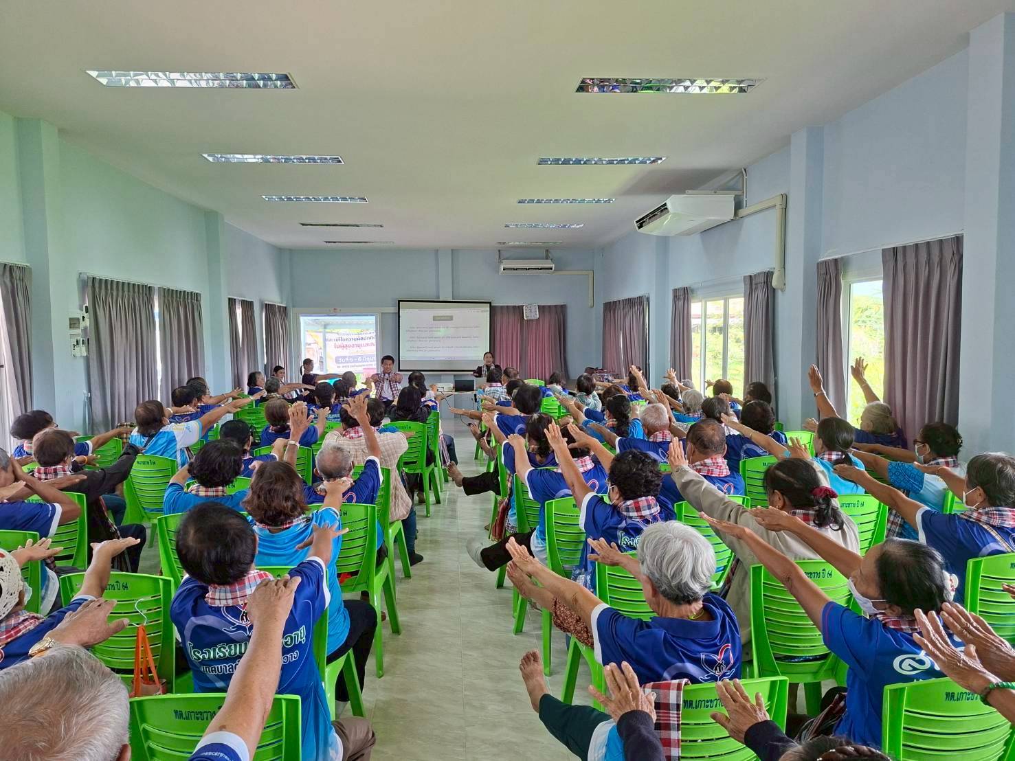 ม.รำไพฯ ส่งเสริมสังคมสูงวัยด้วย “ผ้าขาวม้ามันตรา”  (4)