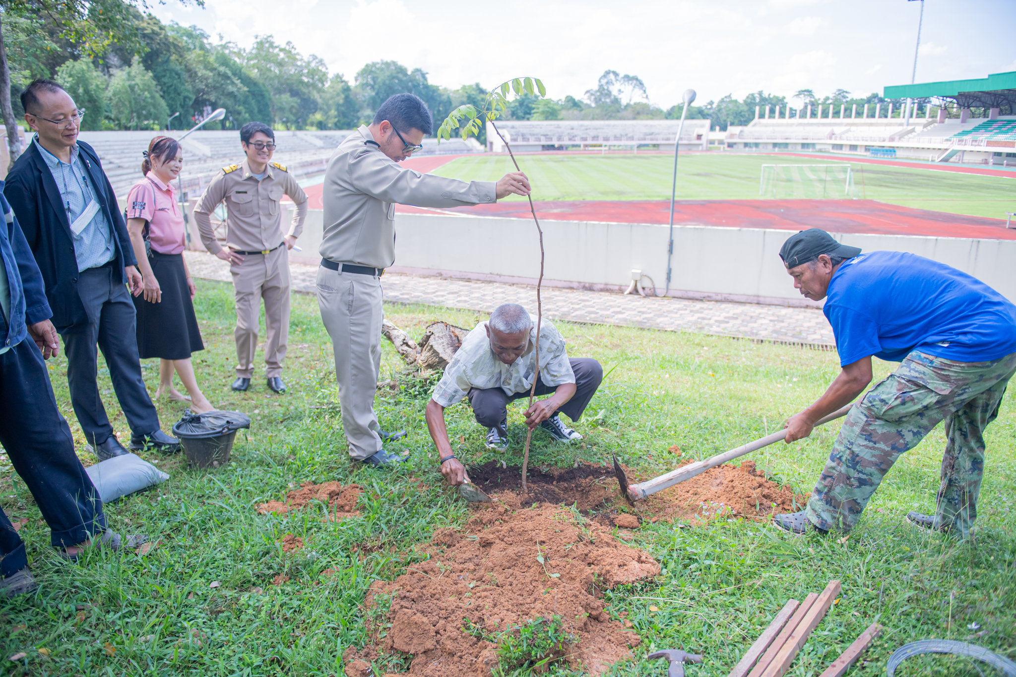 ผู้เกษียณอายุราชการ ร่วมปลูกต้นไม้ในพื้นที่มหาวิทยาลัย (1)