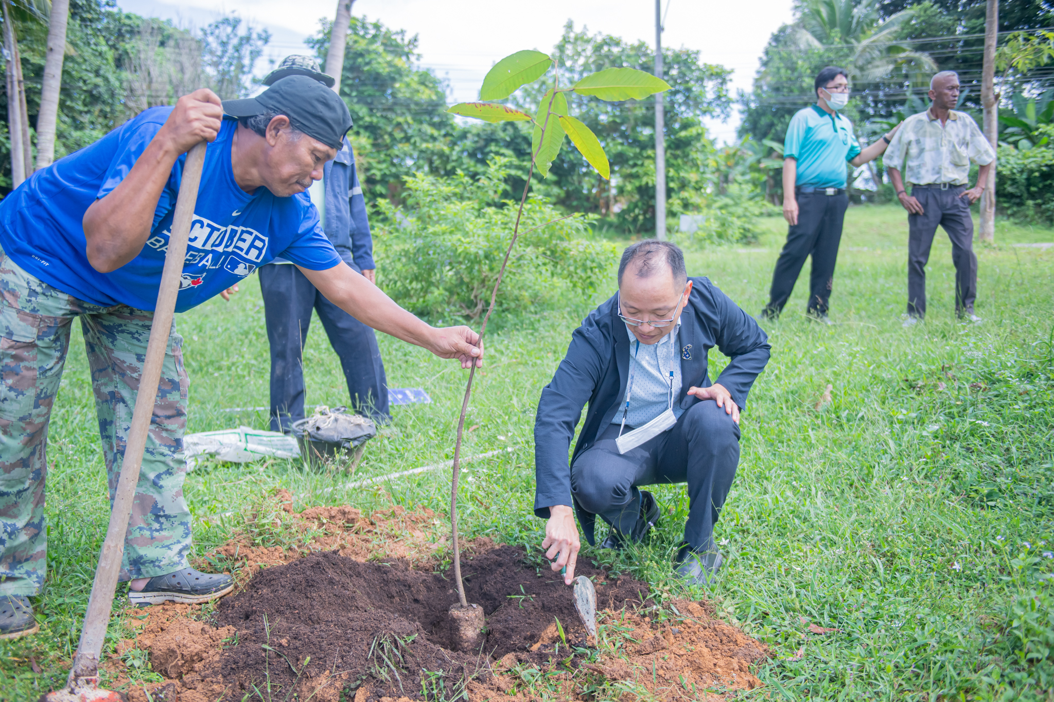 ผู้เกษียณอายุราชการ ร่วมปลูกต้นไม้ในพื้นที่มหาวิทยาลัย (3)