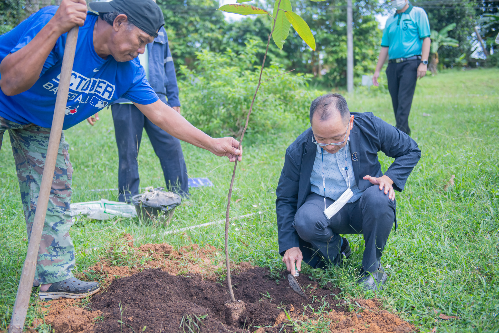 ผู้เกษียณอายุราชการ ร่วมปลูกต้นไม้ในพื้นที่มหาวิทยาลัย (4)