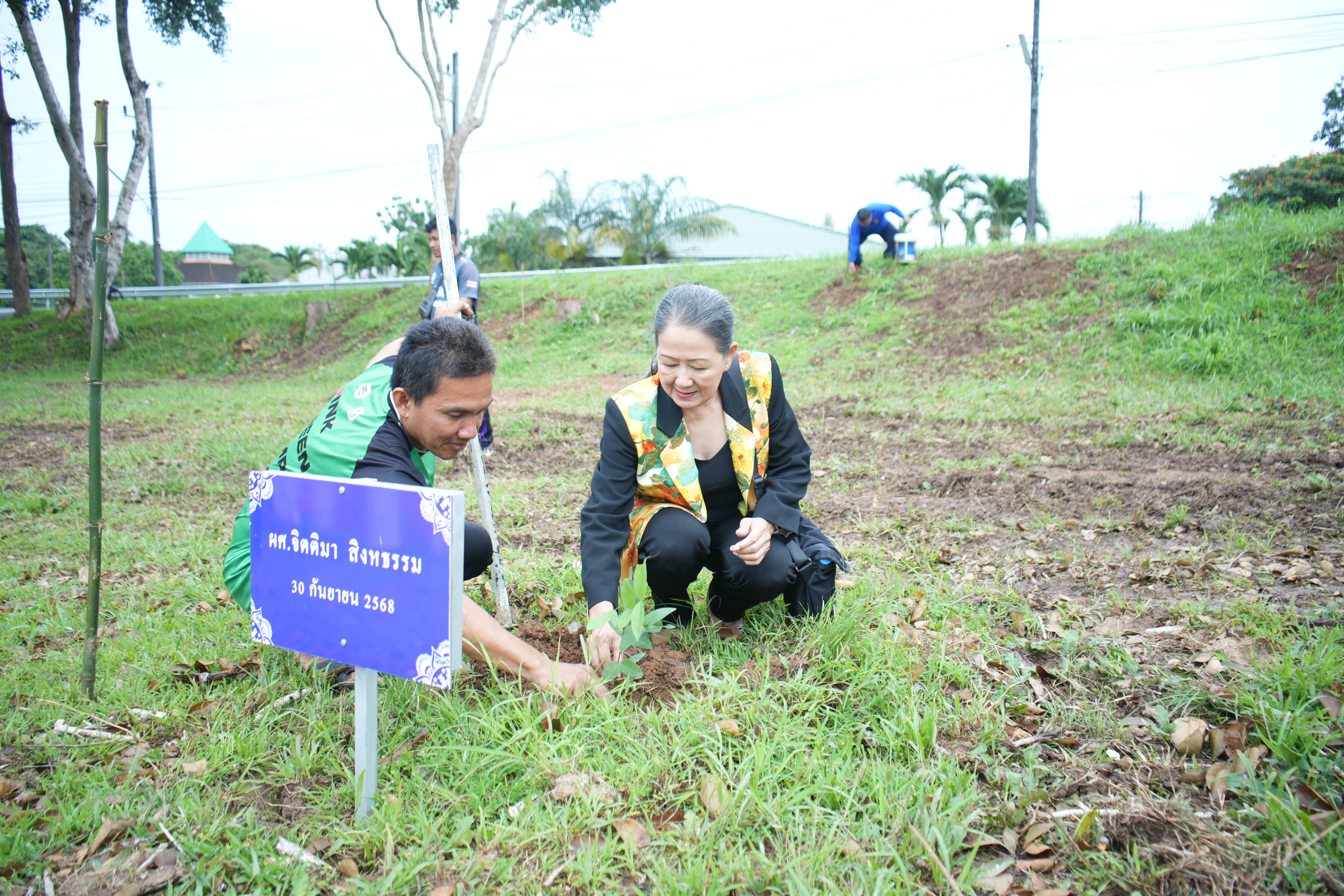 ผู้เกษียณอายุราชการ 2568 ร่วมปลูกต้นไม้ในพื้นที่มหาวิทยาลัย (5)
