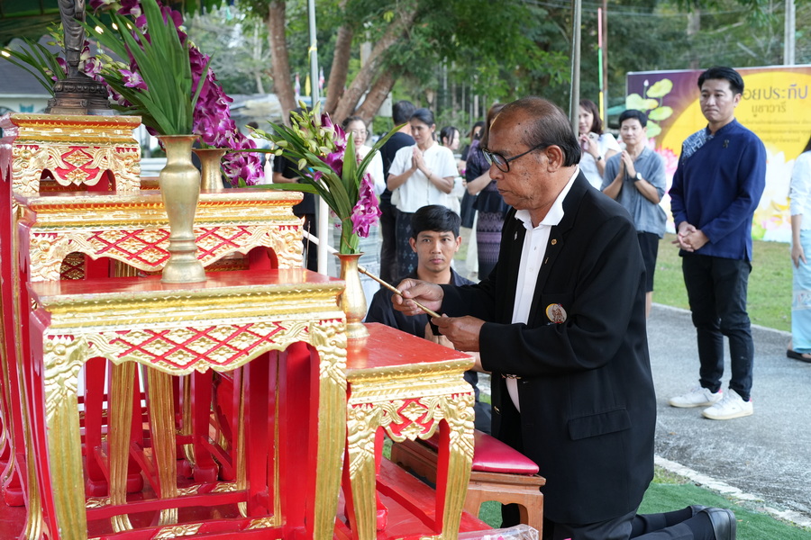 มรภ.รำไพพรรณี จัด "ลอยประทีปแห่งจิตกตัญญู" สืบสานประเพณี น้อมรำลึกราชินี 2 พระองค์ (1)