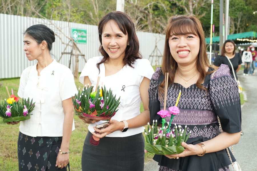 มรภ.รำไพพรรณี จัด "ลอยประทีปแห่งจิตกตัญญู" สืบสานประเพณี น้อมรำลึกราชินี 2 พระองค์ (2)
