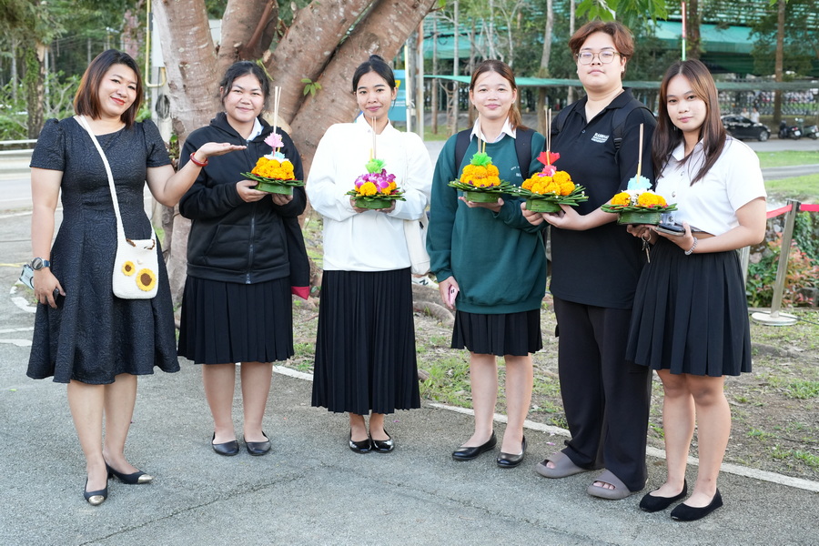มรภ.รำไพพรรณี จัด "ลอยประทีปแห่งจิตกตัญญู" สืบสานประเพณี น้อมรำลึกราชินี 2 พระองค์ (3)