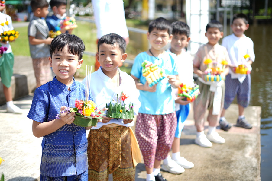 มรภ.รำไพพรรณี จัด "ลอยประทีปแห่งจิตกตัญญู" สืบสานประเพณี น้อมรำลึกราชินี 2 พระองค์ (4)