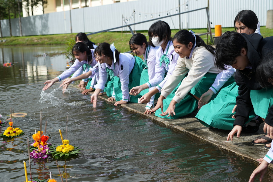 มรภ.รำไพพรรณี จัด "ลอยประทีปแห่งจิตกตัญญู" สืบสานประเพณี น้อมรำลึกราชินี 2 พระองค์ (5)
