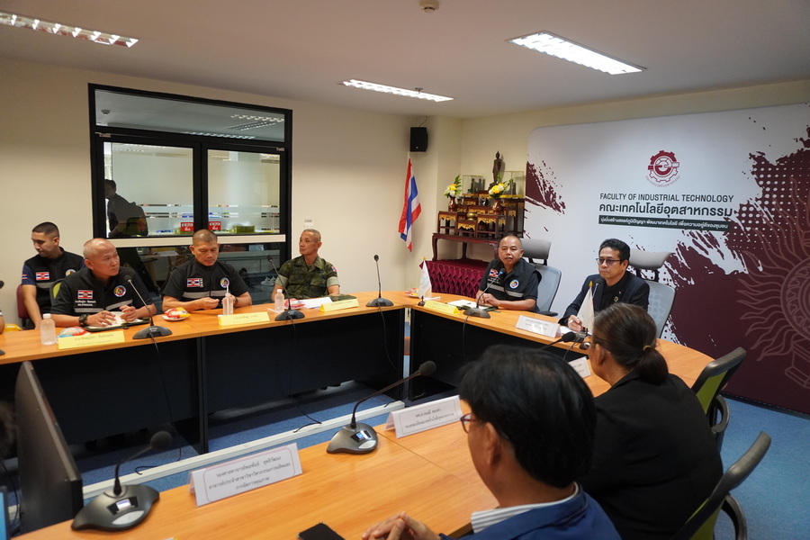 อุตสาหกรรมรำไพฯ ผนึก กอ.รมน.ภาค 1 ร่วมวิจัยโดรน (4)