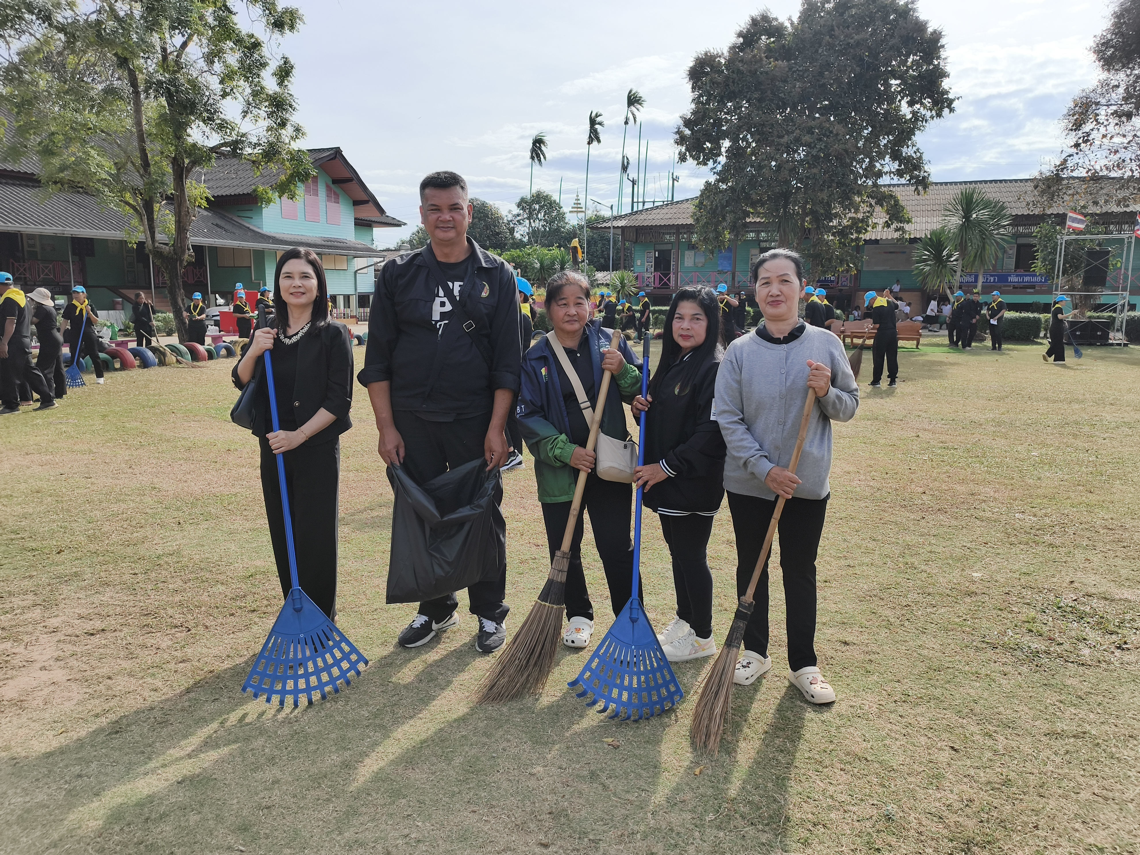 ร่วมกิจกรรมจิตอาสาเฉลิมพระเกียรติพระบาทสมเด็จพระมงกุฎเกล้าเจ้าอยู่หัว (2)