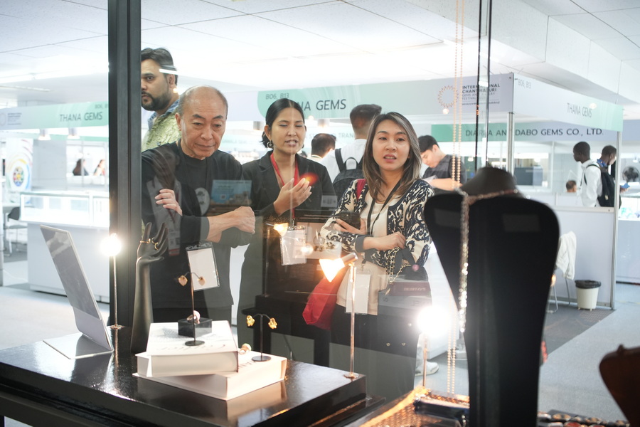 มรภ.รำไพพรรณี โชว์ศักยภาพนักศึกษา ร่วมเทศกาลนานาชาติพลอยจันทบุรี 2025 (2)