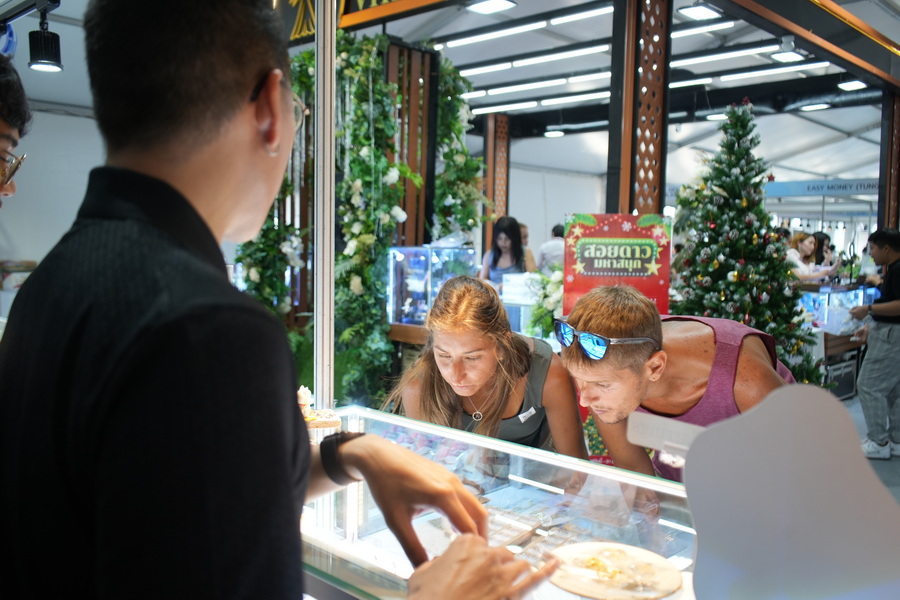 มรภ.รำไพพรรณี โชว์ศักยภาพนักศึกษา ร่วมเทศกาลนานาชาติพลอยจันทบุรี 2025 (5)