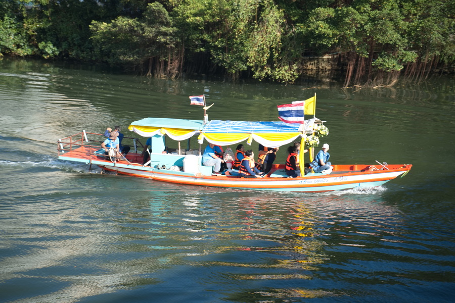 ราชภัฏรำไพพรรณี ผนึก ท่าแฉลบ ยกระดับ "แห่ต้นบุญทางน้ำ" สู่ Soft Power วัฒนธรรม (3)