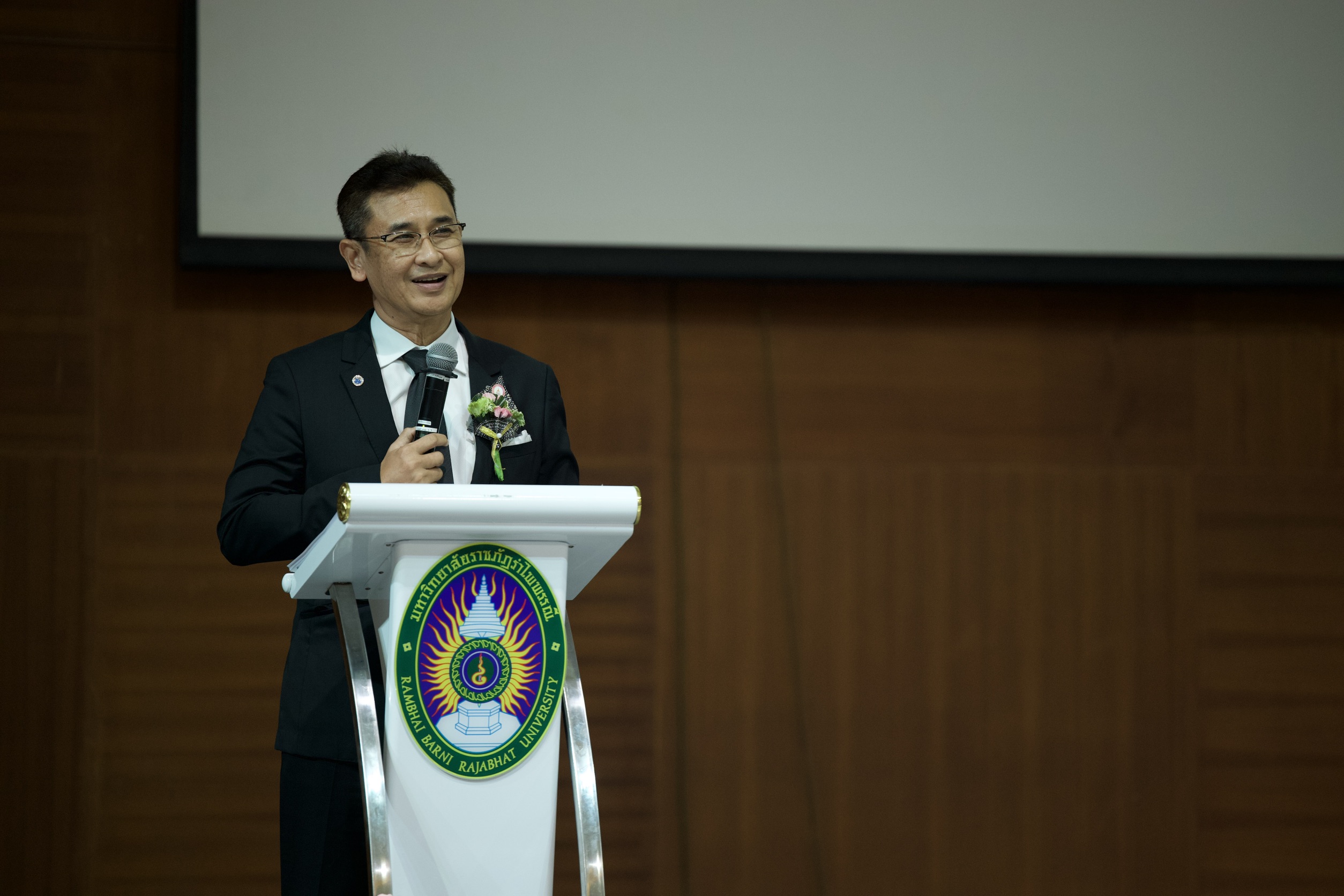 มรภ.รำไพพรรณี จัดการนำเสนอวิสัยทัศน์ผู้สมัครอธิการบดี บรรยากาศเป็นไปด้วยความเรียบร้อย (4)