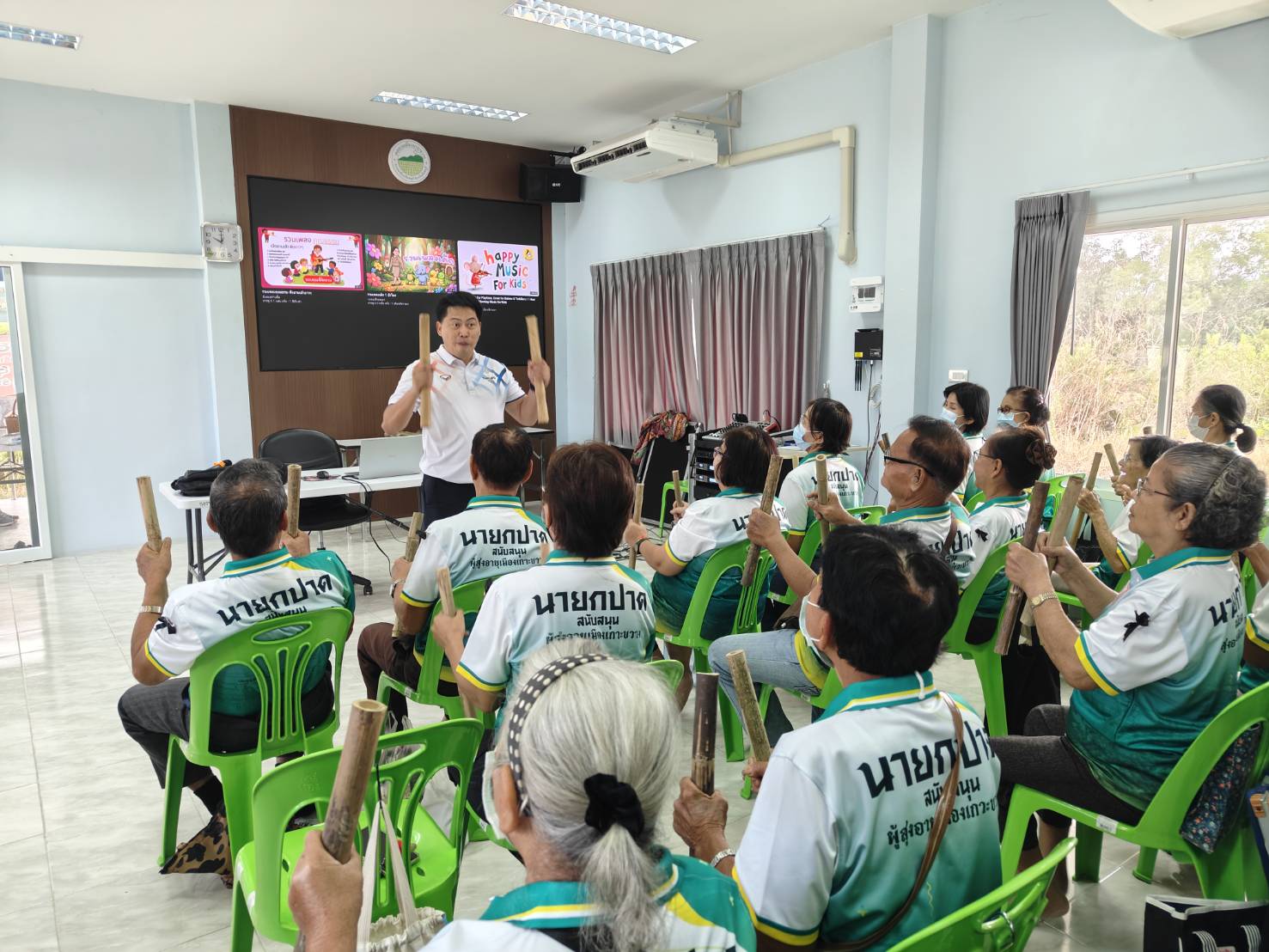 ราชภัฏรำไพพรรณี สอนนวัตกรรม “เคาะจังหวะไม้ไผ่” ฟื้นฟูสมองผู้สูงอายุ (5)