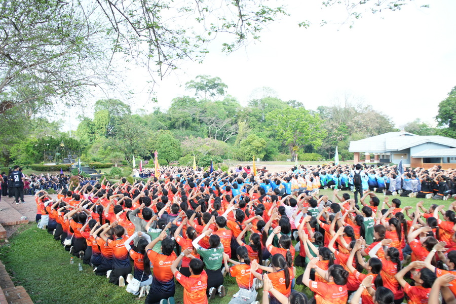 มรภ.รำไพพรรณี สืบสานประเพณี "วิ่งจบ" นำว่าที่บัณฑิตกราบลาแม่ไท้ (1)