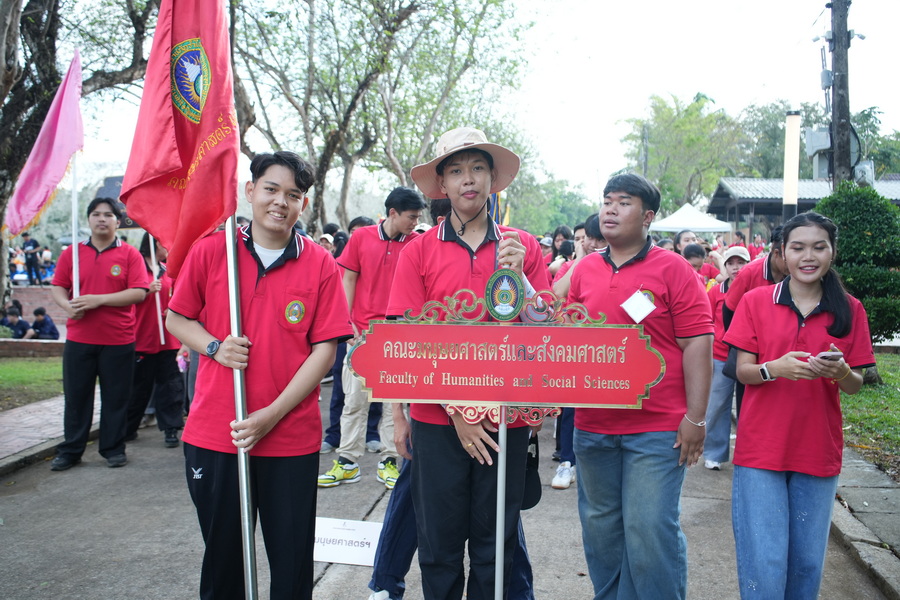 มรภ.รำไพพรรณี สืบสานประเพณี "วิ่งจบ" นำว่าที่บัณฑิตกราบลาแม่ไท้ (3)