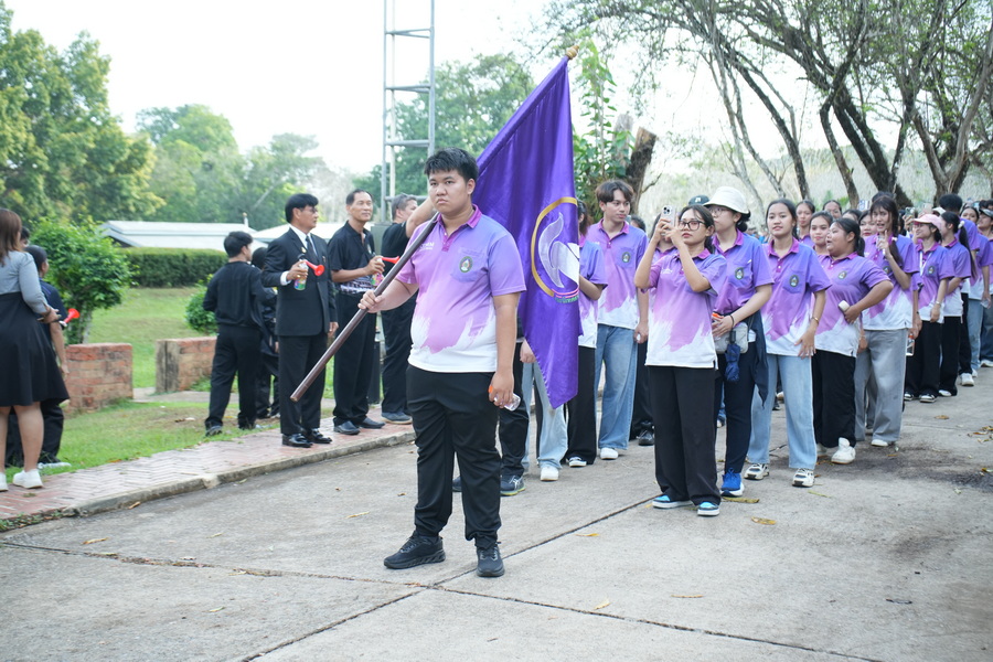 มรภ.รำไพพรรณี สืบสานประเพณี "วิ่งจบ" นำว่าที่บัณฑิตกราบลาแม่ไท้ (4)