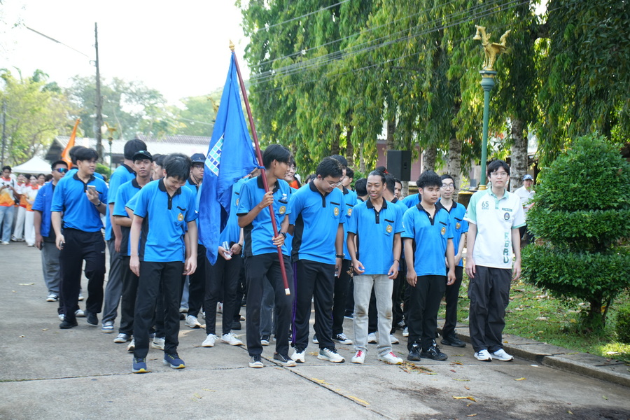 มรภ.รำไพพรรณี สืบสานประเพณี "วิ่งจบ" นำว่าที่บัณฑิตกราบลาแม่ไท้ (5)